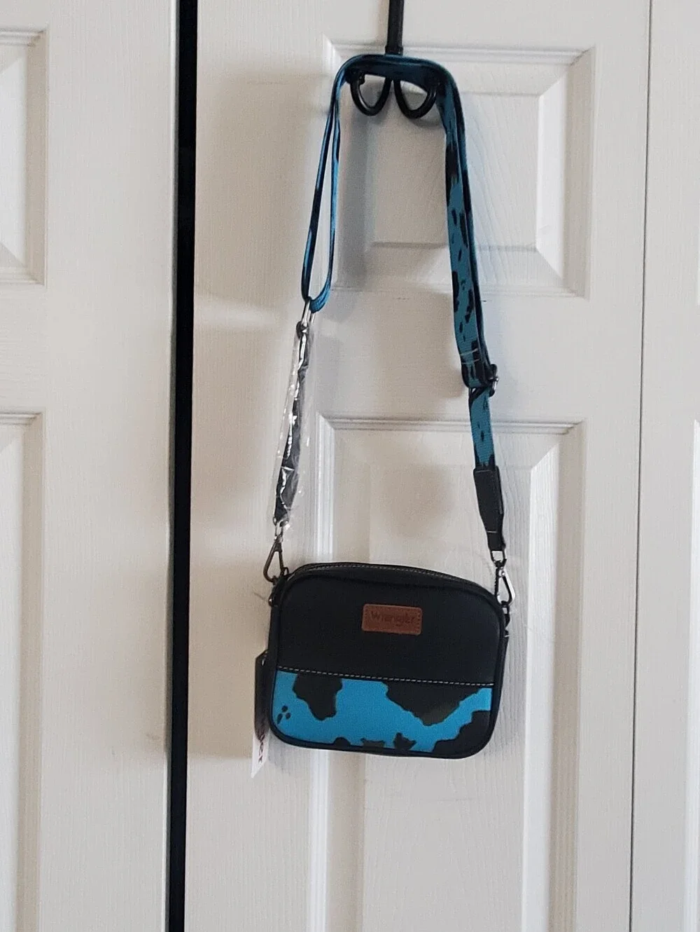 WRANGLER NWT COW PRINT TURQUOISE  BLACK . GUITAR STRAP. CROSSBODY BAG